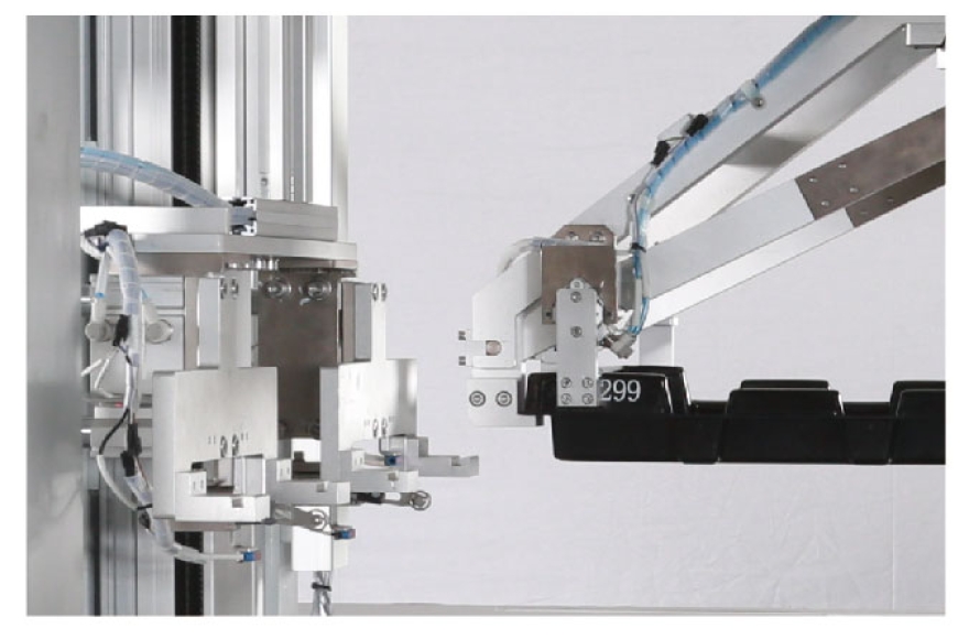 富怡汽車天窗卷陽(yáng)簾碼垛站