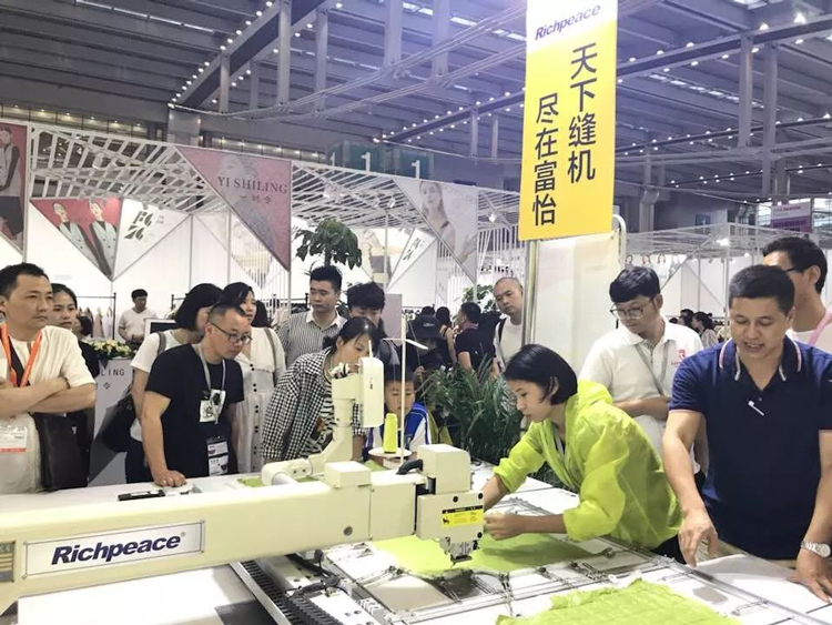 富怡集團工作人員細心解答客戶問題