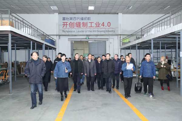 參觀縫紉機(jī)車間