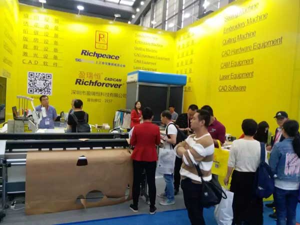 參觀平板切割機